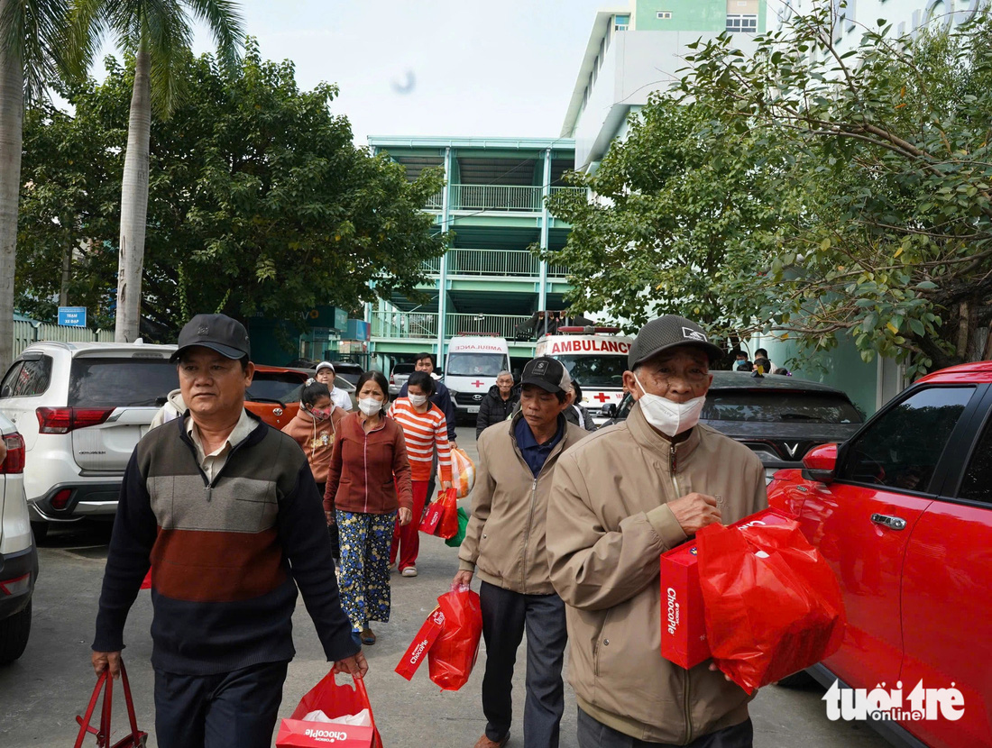 Xúc động chuyến xe đưa bệnh nhân về quê đón Tết từ Đà Nẵng - Ảnh 1.