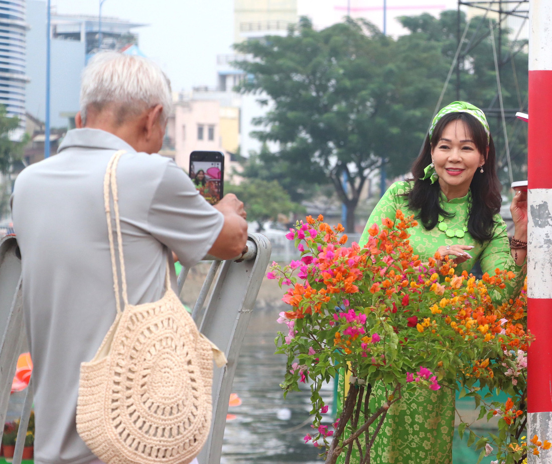 Người người đổ về chợ hoa xuân Bình Đông: Hoa trái ngập tràn, chỉ lo thiếu người mua - Ảnh 1.