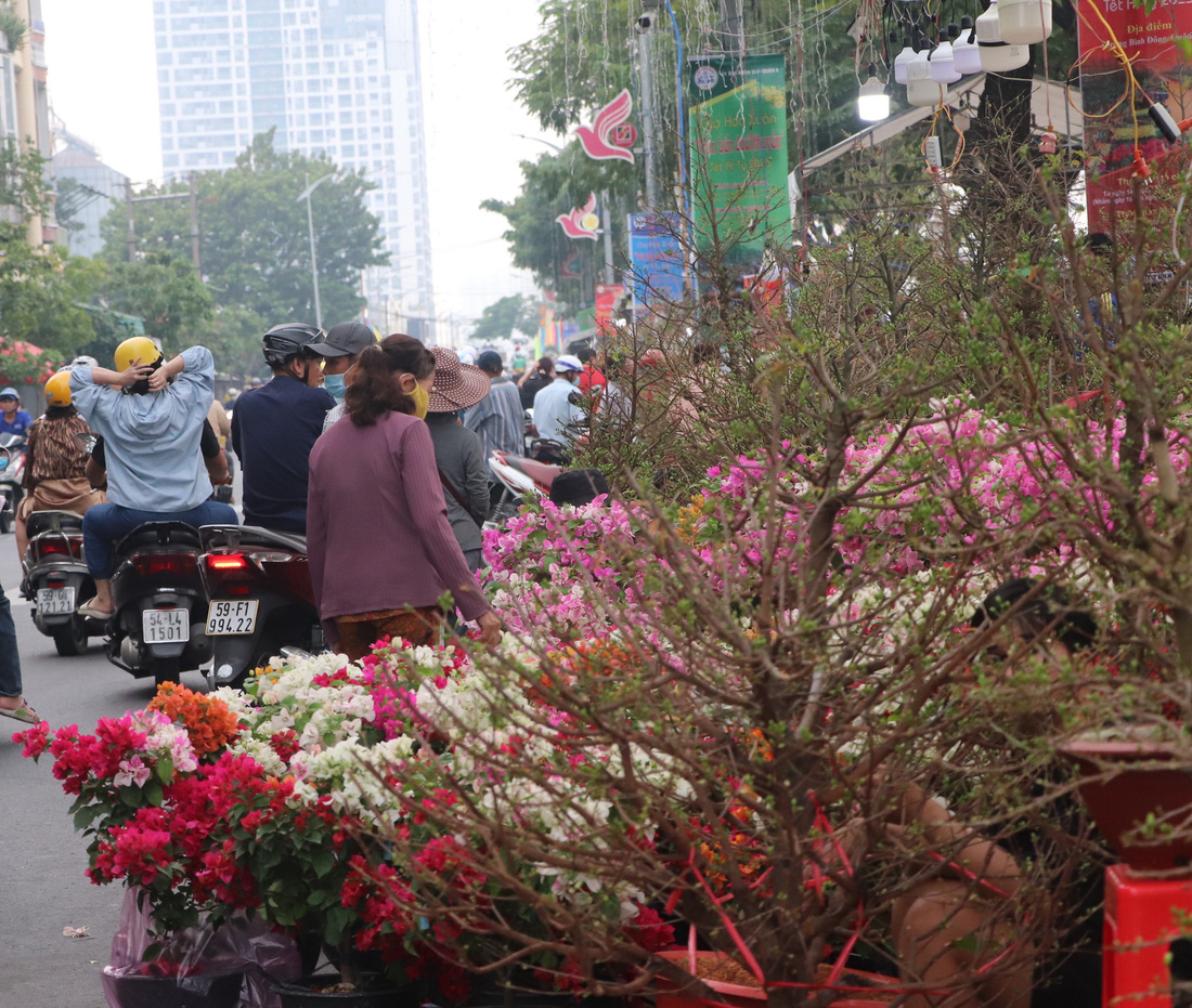 Người người đổ về chợ hoa Xuân Bình Đông: Hoa trái ngập tràn, chỉ lo thiếu người mua - Ảnh 4.