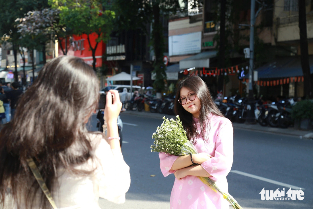 'Nàng thơ' rực rỡ bên nhà thờ Con Gà Đà Nẵng ngày đầu nghỉ Tết - Ảnh 4.