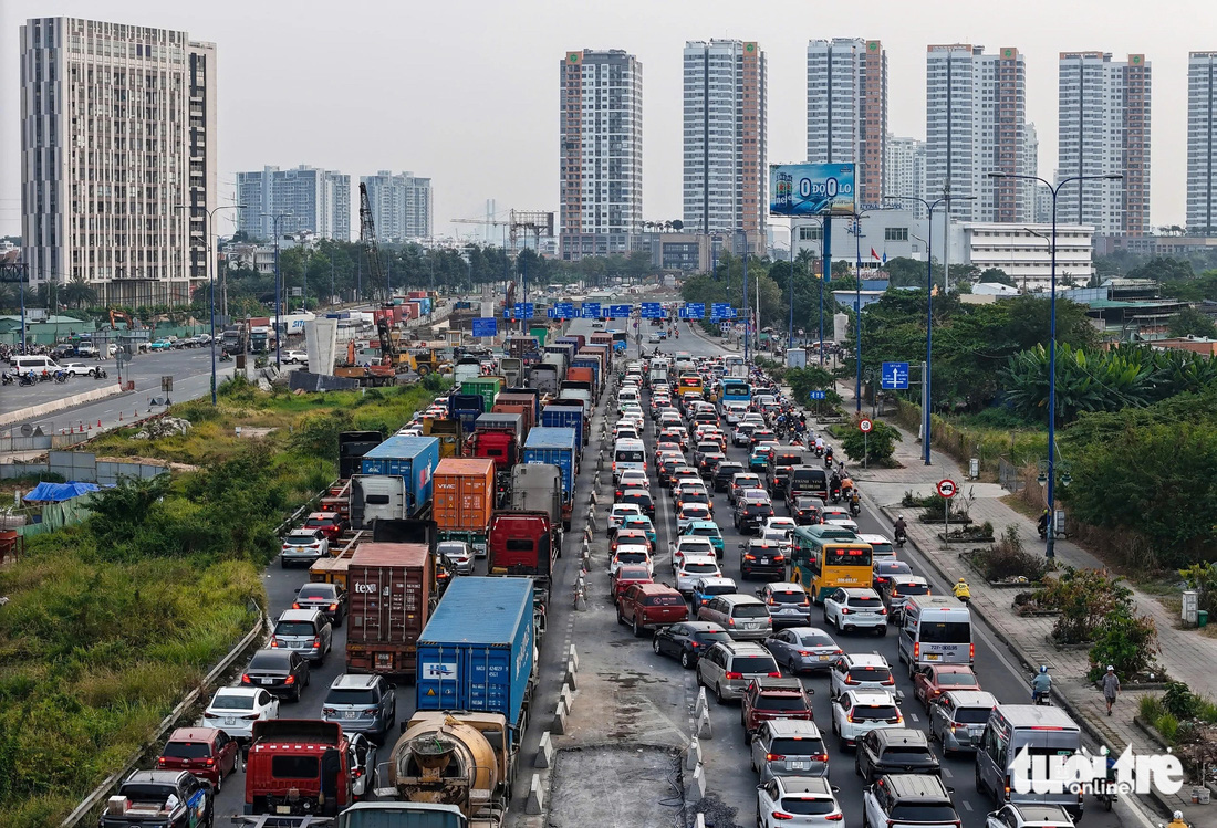 Ngày đầu nghỉ Tết Nguyên đán Ất Tỵ, đường phố TP.HCM tấp nập người xe - Ảnh 3.