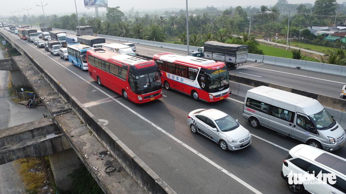 Xe đò tranh thủ quay đầu rước khách từ thành phố về quê, cao tốc ùn ứ   - Ảnh 2.