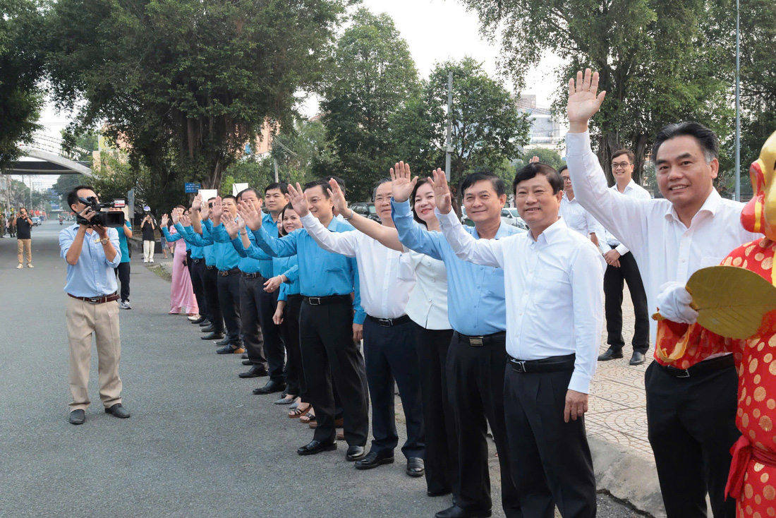 Hàng ngàn công nhân Bình Dương về quê đón Tết trên xe miễn phí với lời hẹn ngày trở lại - Ảnh 1.