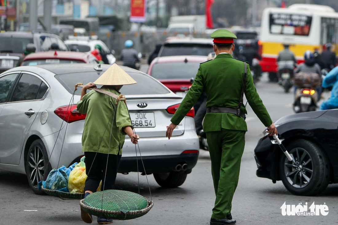 Cửa ngõ phía nam Hà Nội ùn tắc dày đặc, dòng người vất vả về quê nghỉ Tết - Ảnh 11.