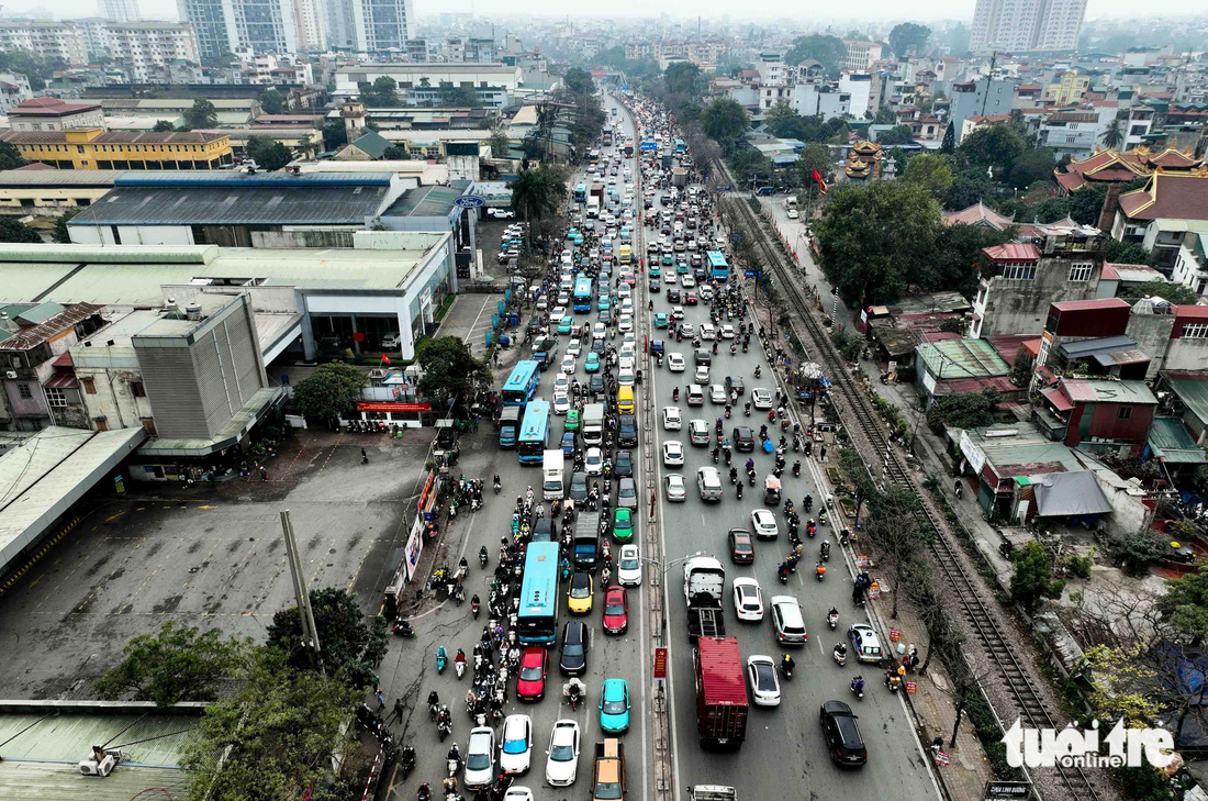 Cửa ngõ phía nam Hà Nội ùn tắc dày đặc, dòng người vất vả về quê nghỉ Tết - Ảnh 3.