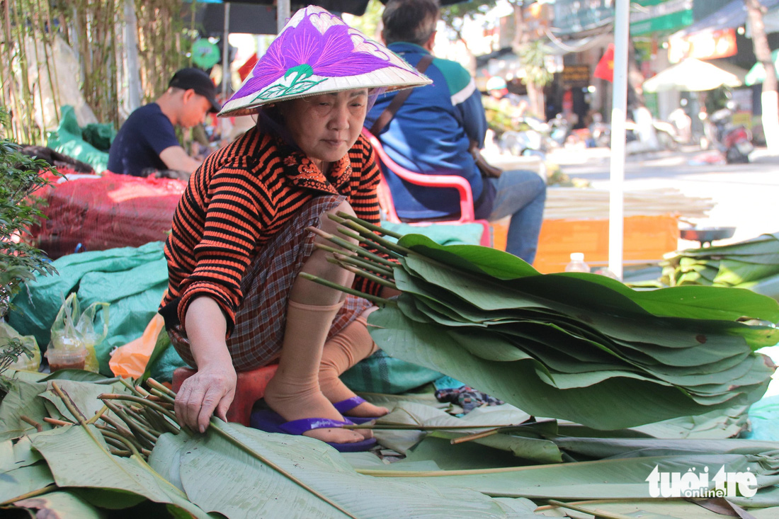 Chợ bán lá dong nhộn nhịp, cả năm chỉ họp mấy ngày cận Tết - Ảnh 1.