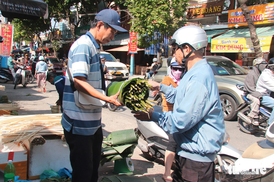 Chợ bán lá dong nhộn nhịp, cả năm chỉ họp mấy ngày cận Tết - Ảnh 6.