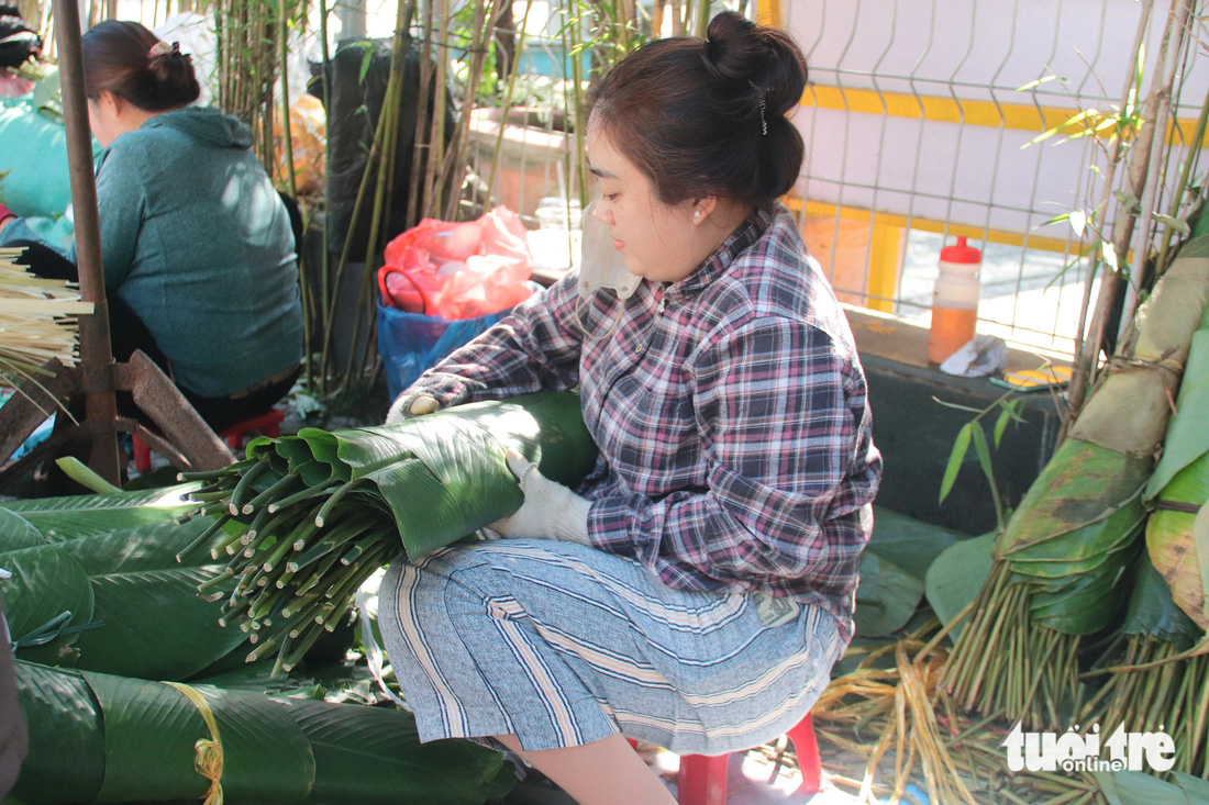 Chợ bán lá dong nhộn nhịp, cả năm chỉ họp mấy ngày cận Tết - Ảnh 8.