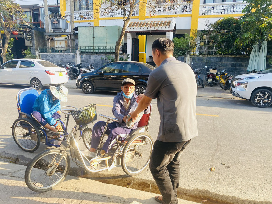 Khách Tây gói bánh chưng, bánh tét, bạn trẻ Việt khen '10 điểm không có nhưng' - Ảnh 6.