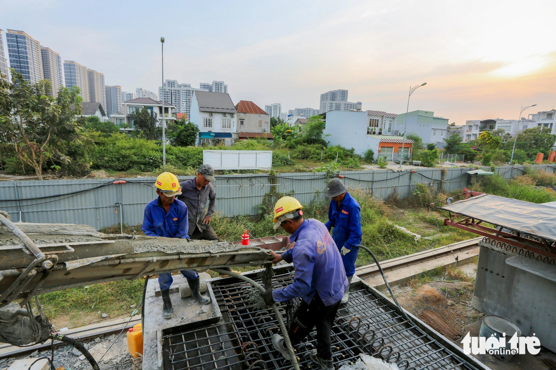 Công trường vành đai 3 qua TP Thủ Đức hối hả những ngày cận Tết - Ảnh 2.