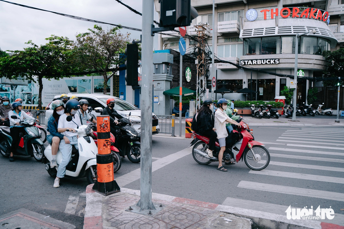 Sau 3 ngày tăng tiền phạt, nhiều người dân vẫn 'lỳ' vi phạm giao thông - Ảnh 6.