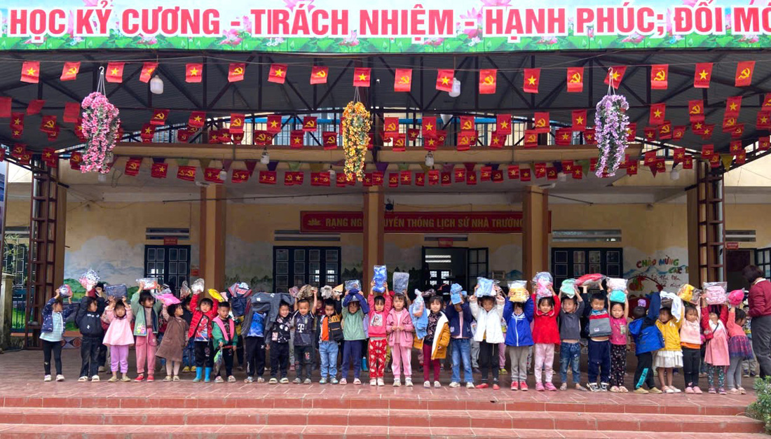 iSCHOOL NHA TRANG TRAO YÊU THƯƠNG BẰNG NHỮNG HÀNH ĐỘNG THIẾT THỰC - Ảnh 2.