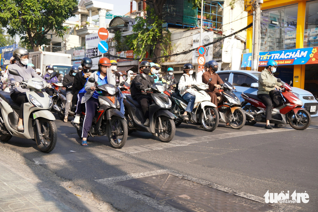 Các 'điểm nóng' kẹt xe ở TP.HCM không còn cảnh leo vỉa hè - Ảnh 4.