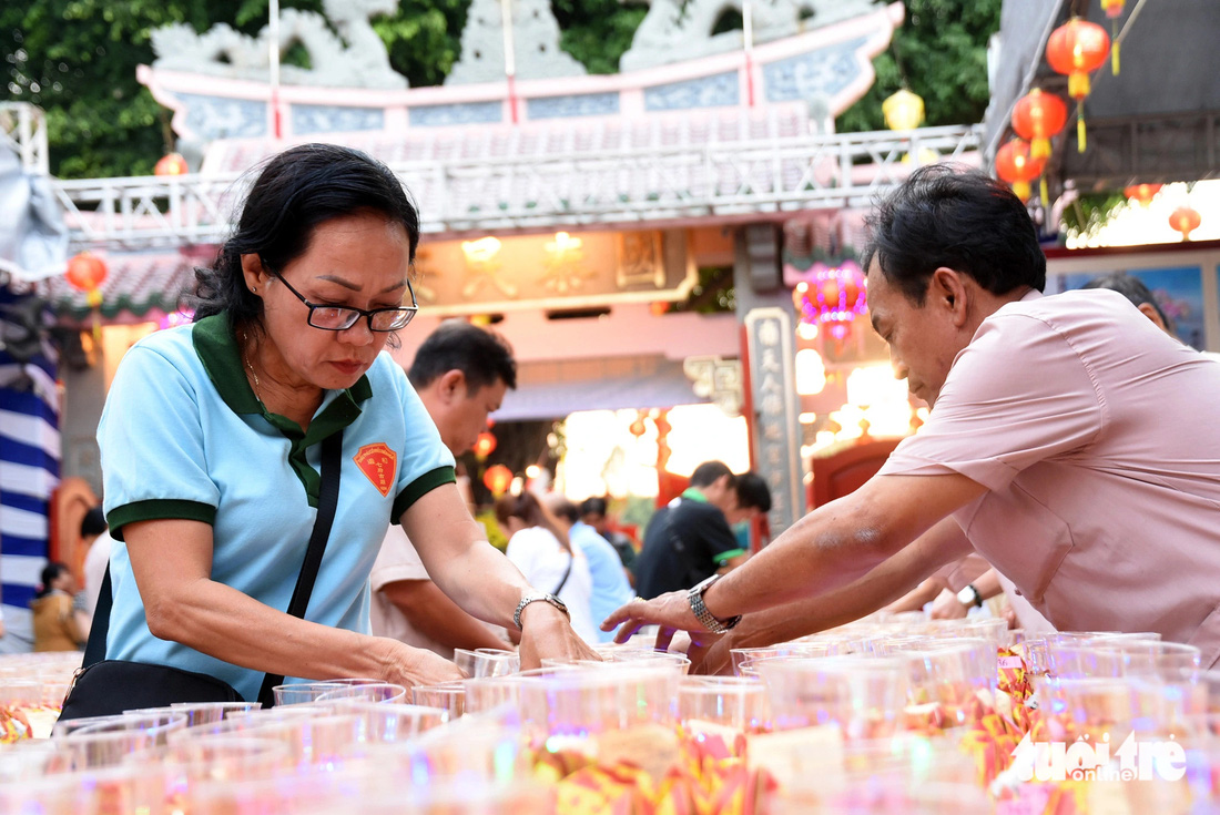 Thả hàng ngàn hoa đăng rực rỡ trên sông Đồng Nai, kết thúc mùa lễ hội chùa Ông - Ảnh 4.