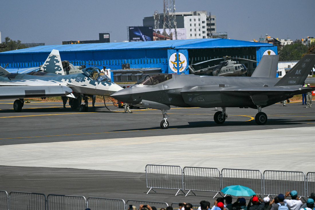 Su-57 và F-35 thu hút chú ý khi nằm cạnh nhau ở Ấn Độ - Ảnh 8.