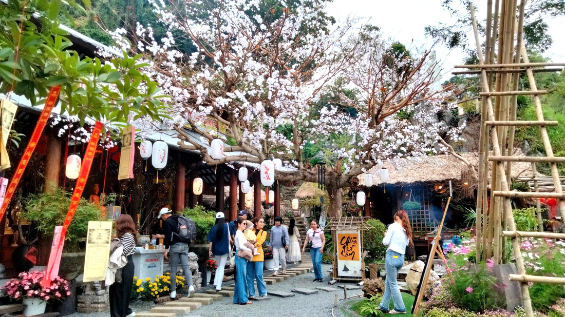 Điểm đến đẹp như tranh ở danh thắng Ngũ Hành Sơn, tấp nập du khách check-in - Ảnh 1.