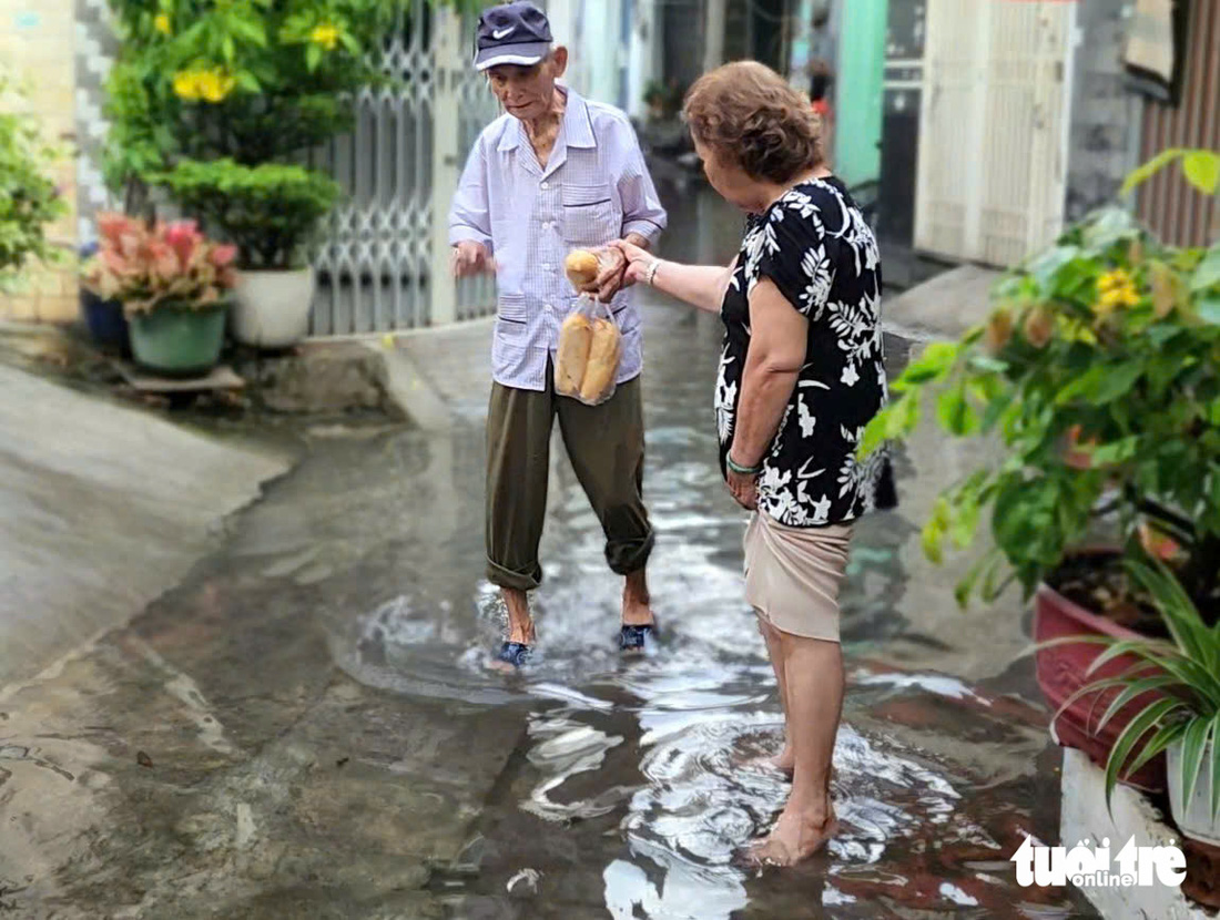 Hẻm 45 Lê Cơ, quận Bình Tân ngập lênh láng sau cơn mưa trái mùa - Ảnh 4.