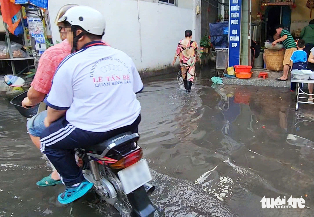 Hẻm 45 Lê Cơ, quận Bình Tân ngập lênh láng sau cơn mưa trái mùa - Ảnh 5.