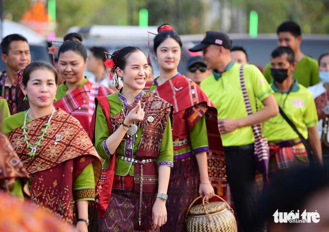 'Biển thung' ở lễ hội đông bắc Thái Lan - Ảnh 17.