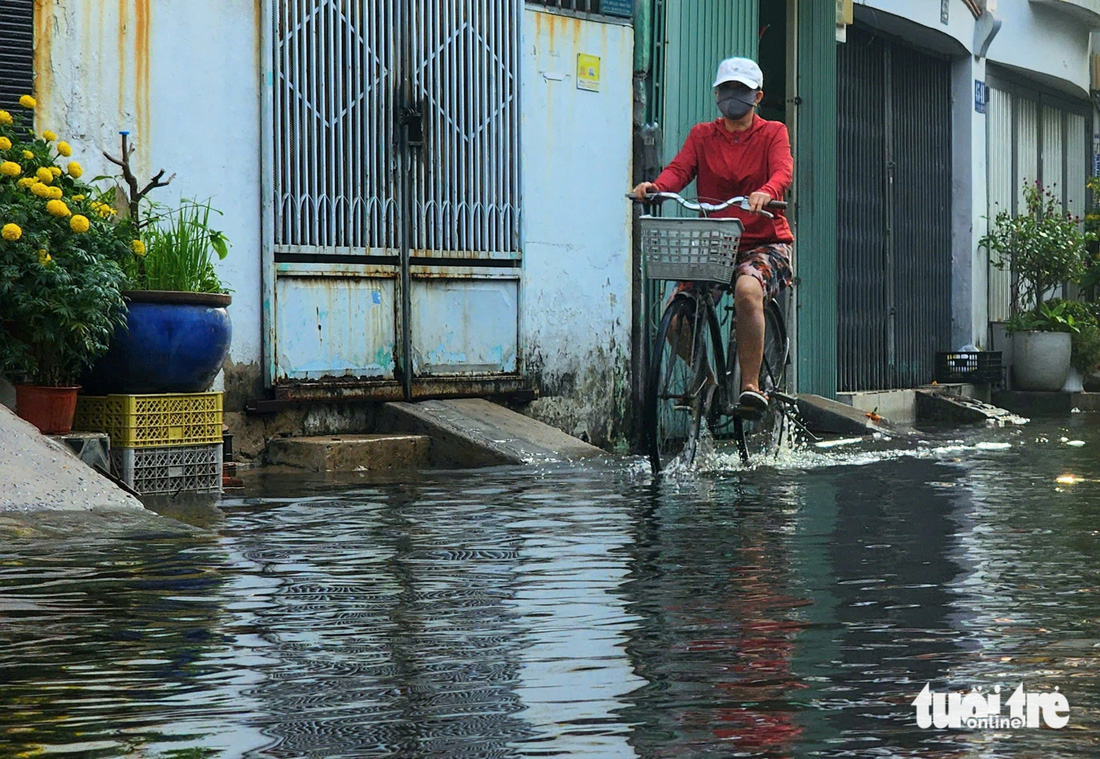 Hẻm 45 Lê Cơ, quận Bình Tân ngập lênh láng sau cơn mưa trái mùa - Ảnh 6.