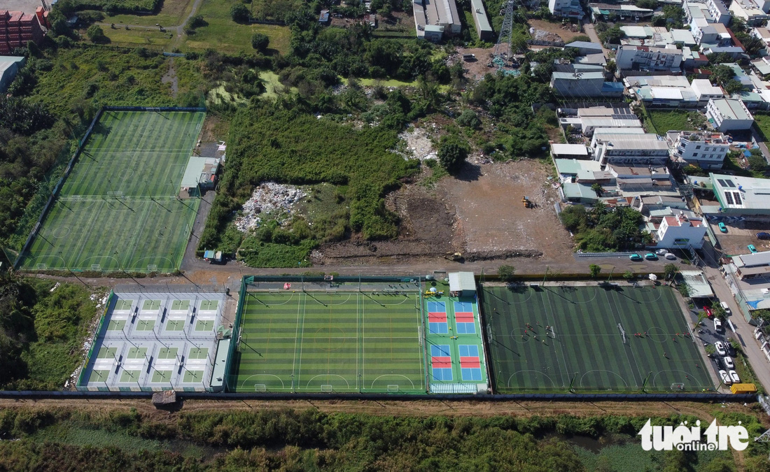 Hàng ngàn m² sân pickleball xây sai phép trên đất nông nghiệp ở quận 7 - Ảnh 1.