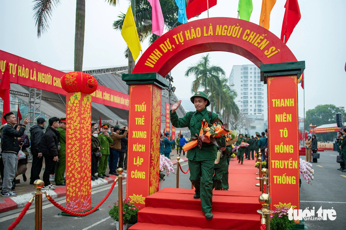 4.400 tân binh Hà Nội lên đường nhập ngũ, có người du học trở về - Ảnh 14.