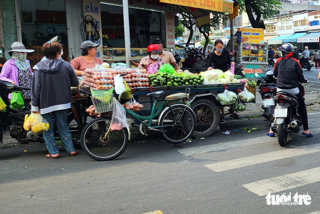 Bày bán hàng hóa, đậu xe ngay trên vạch kẻ đường dành cho người đi bộ - Ảnh 6.