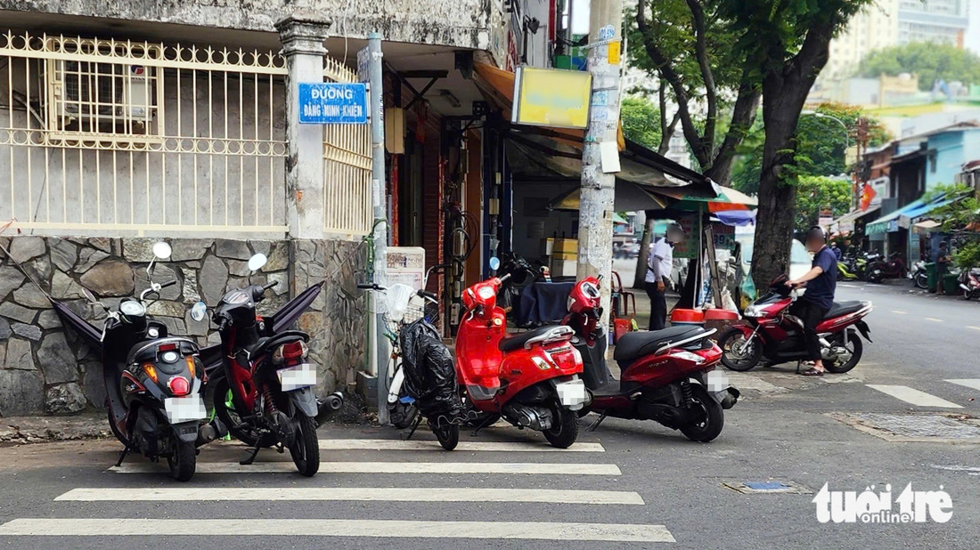 Bày bán hàng hóa, đậu xe ngay trên vạch kẻ đường dành cho người đi bộ - Ảnh 8.