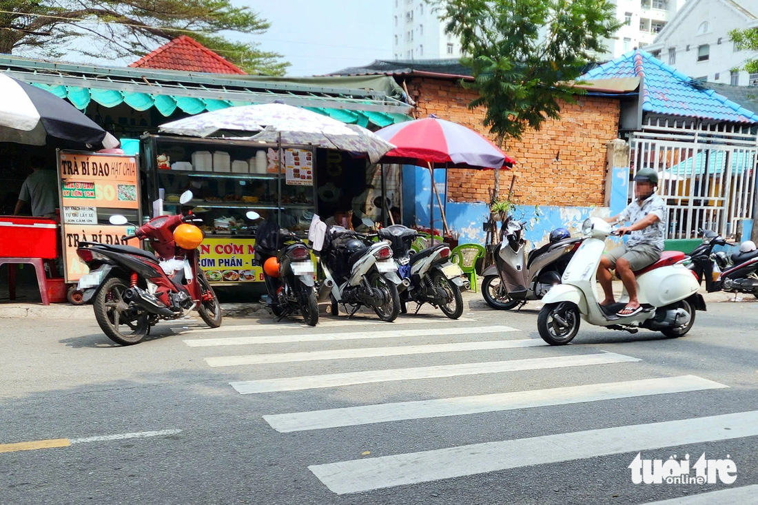 Bày bán hàng hóa, đậu xe ngay trên vạch kẻ đường dành cho người đi bộ - Ảnh 9.