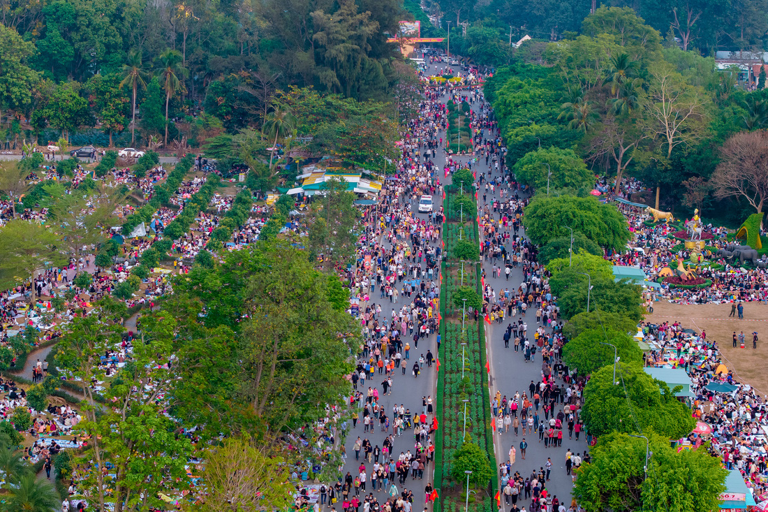 Hàng ngàn người đổ về núi Bà Đen du xuân: Trải bạt nghỉ đêm, chờ lên núi cầu phúc - Ảnh 7.