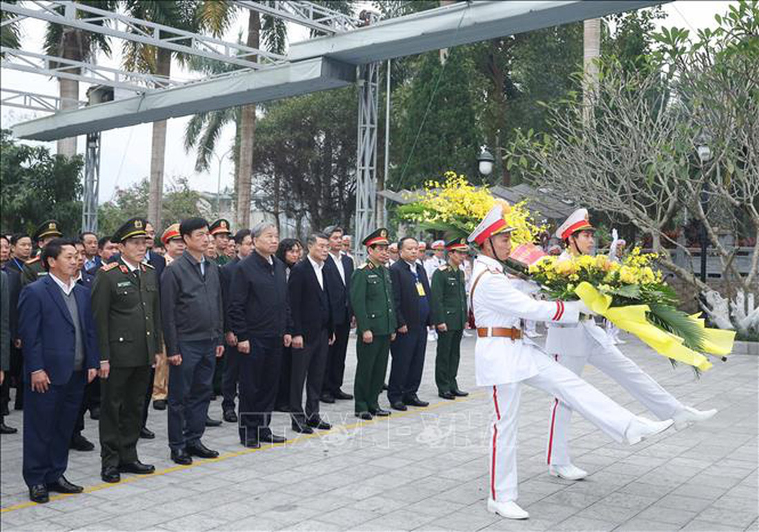 Tổng Bí thư Tô Lâm dâng hương tại Nghĩa trang liệt sĩ quốc gia Vị Xuyên - Ảnh 2.