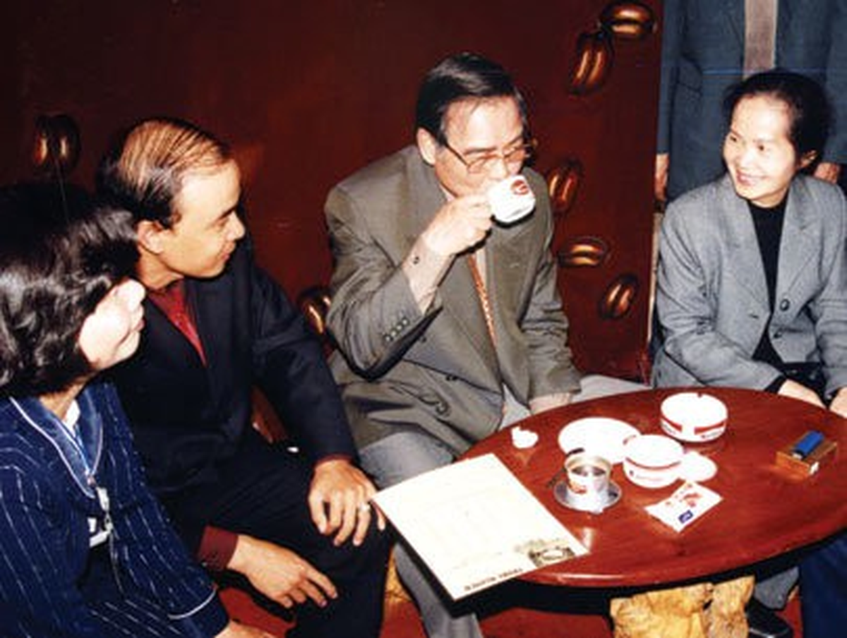 Thủ tướng Phan Văn Khải thưởng thức cà phê Trung Nguyên