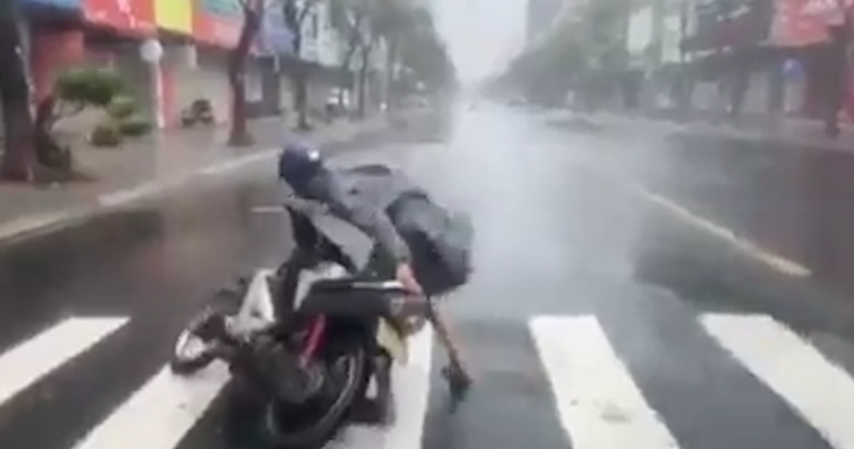 Video: Gió cực lớn quật ngã người và xe trên đường phố Đà Nẵng - Tuổi Trẻ Online