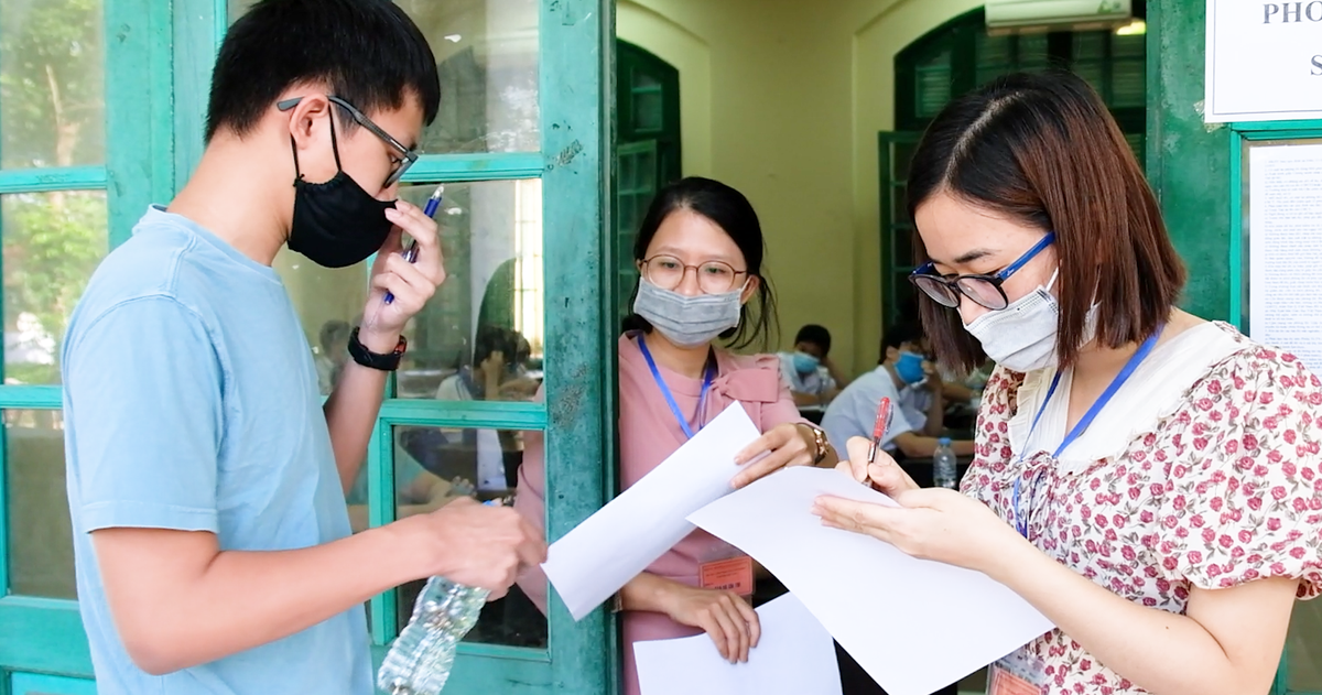Video: Gần 107.000 thí sinh Hà Nội thi tuyển sinh lớp 10, sẽ chỉ có 77.000 em đỗ vào trường THPT công lập - Tuổi Trẻ Online