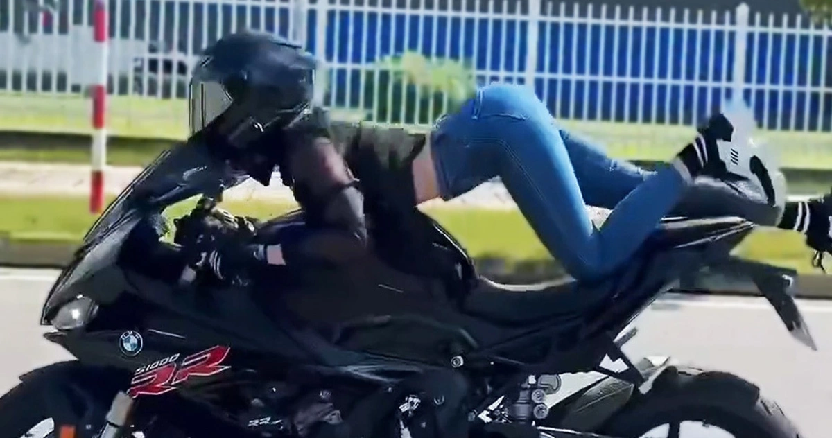 Lái mô tô như trong clip trên tài khoản Facebook Ngọc Trinh là phạm luật - Tuổi Trẻ Online