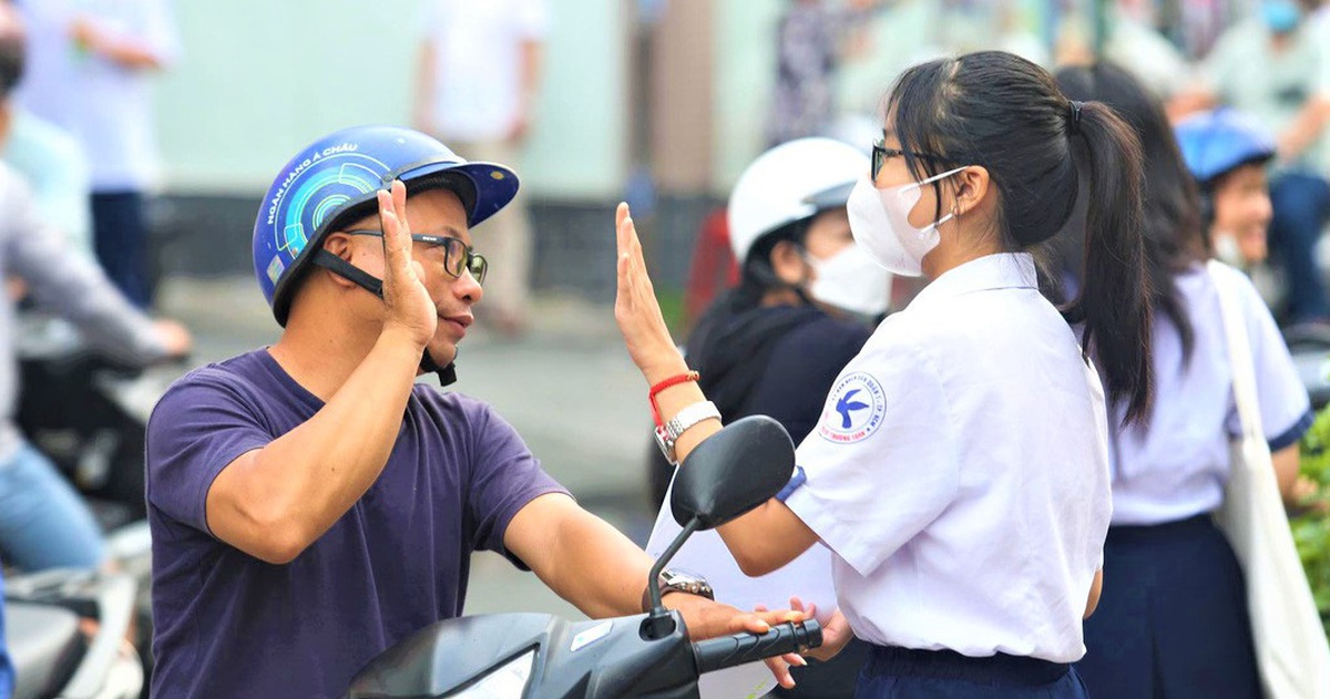Hơn 96.300 học sinh thi vào lớp 10 tại TP.HCM: 2 thí sinh nhờ cán bộ coi thi viết hộ bài thi - Tuổi Trẻ Online