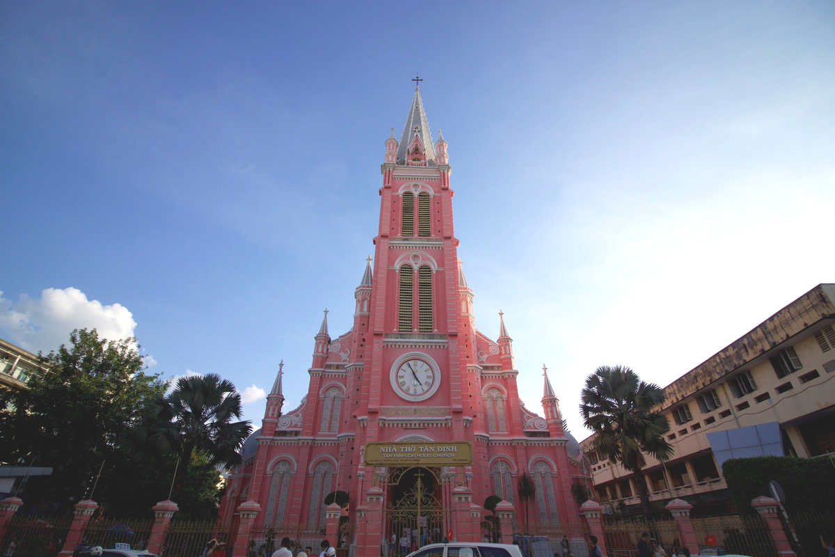 Tọa lạc ở vị trí trung tâm TP.HCM, nhà thờ Tân Định cũng là một điểm nhấn thu hút khách du lịch trong và ngoài nước ghé thăm, chiêm ngưỡng và chụp ảnh kỷ niệm - Ảnh: MINH HUYỀN