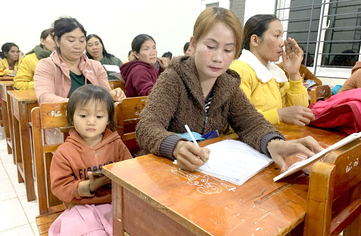 Thầm lặng gieo chữ, đi học mỗi đêm ở vùng sâu