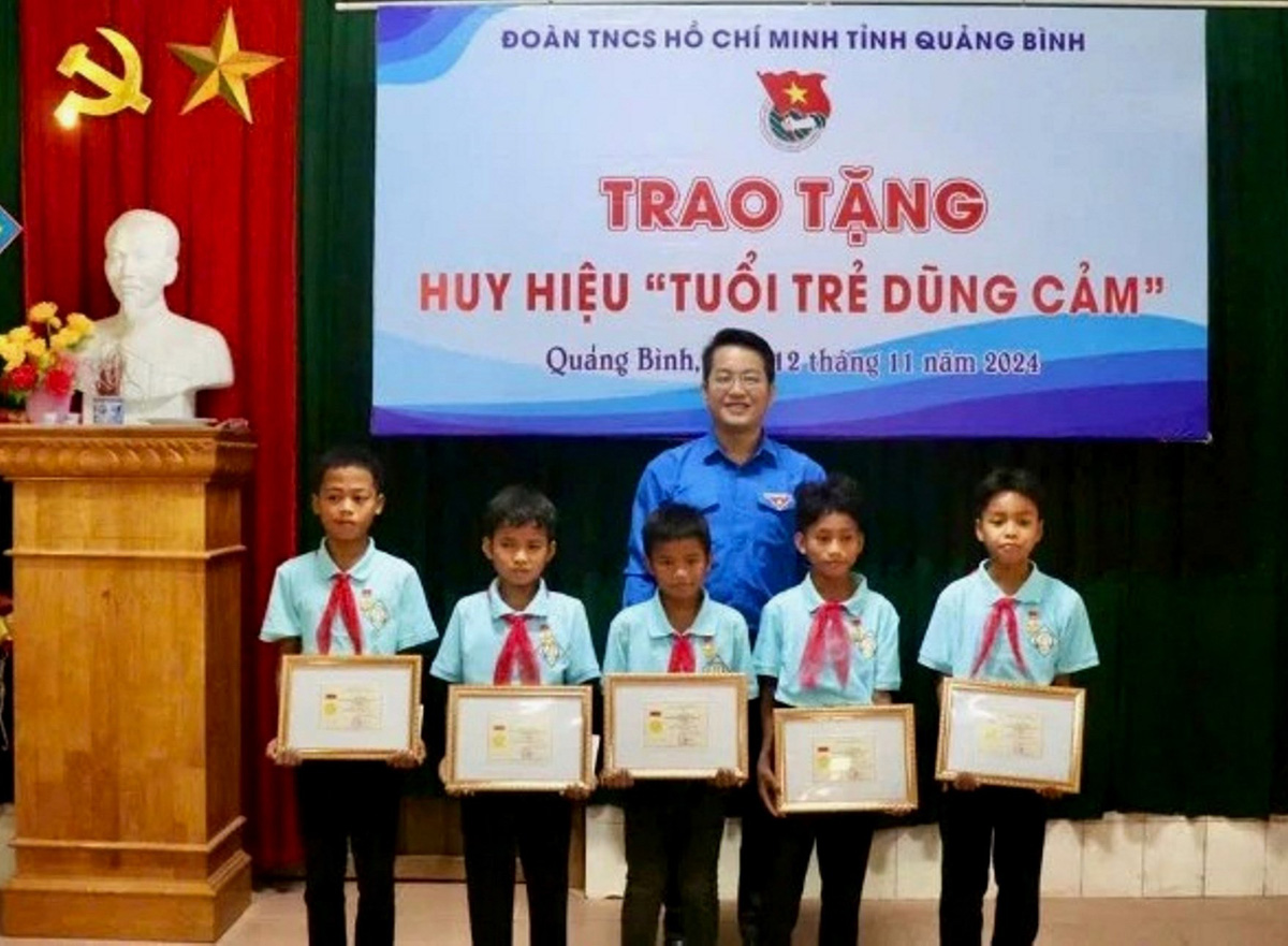 Trao huy hiệu Tuổi trẻ dũng cảm cho nhóm học sinh cứu 2 em nhỏ bị nước cuốn