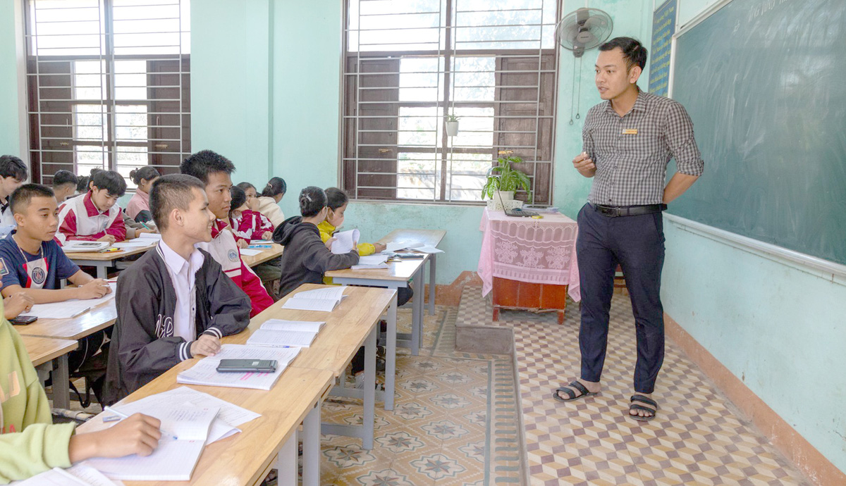 Cậu học trò 3 năm cõng bạn đi học, giờ chơi cõng bạn cùng chơi