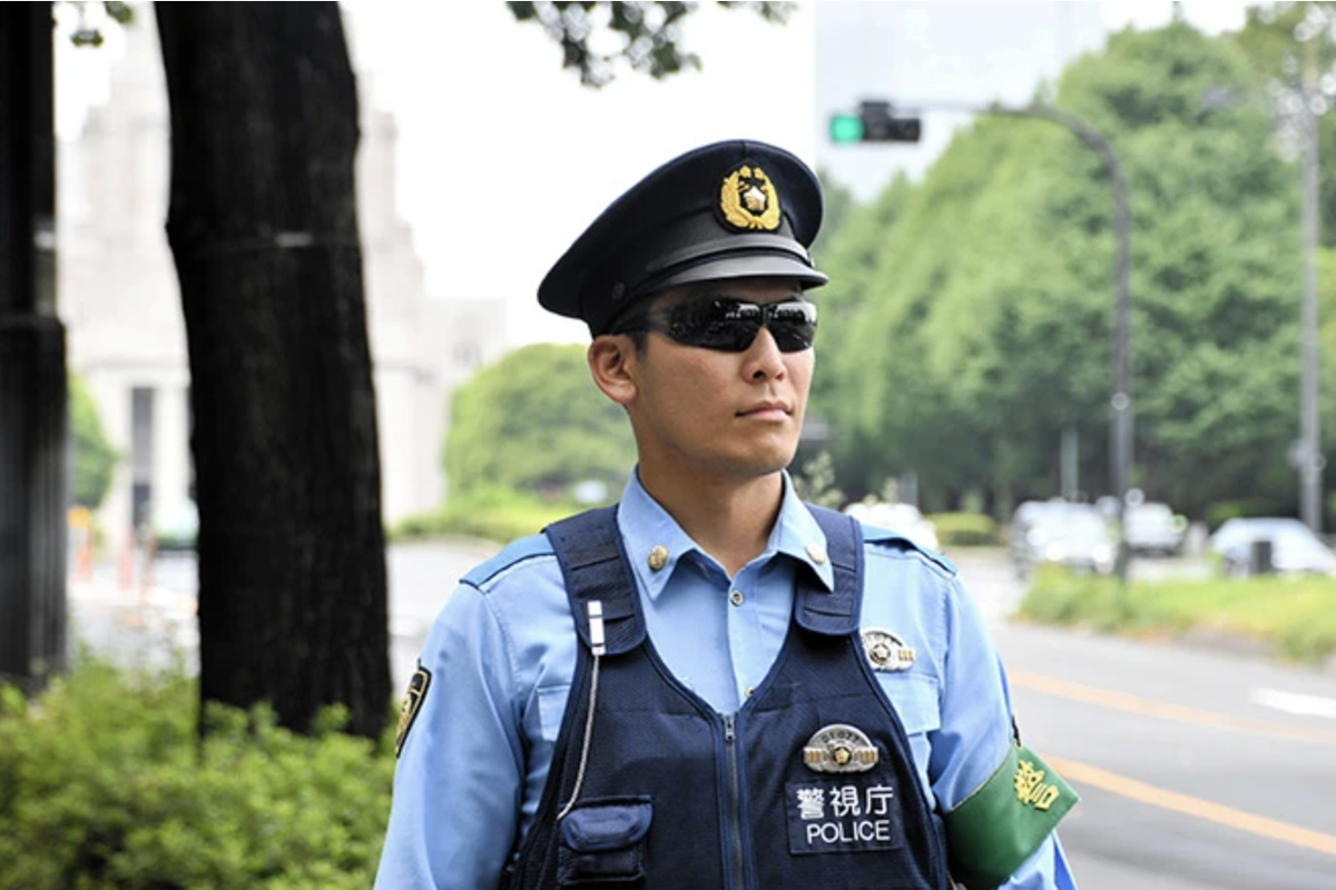 Lần đầu tiên cảnh sát Tokyo được phép đeo kính râm vì nắng nóng - Tuổi ...