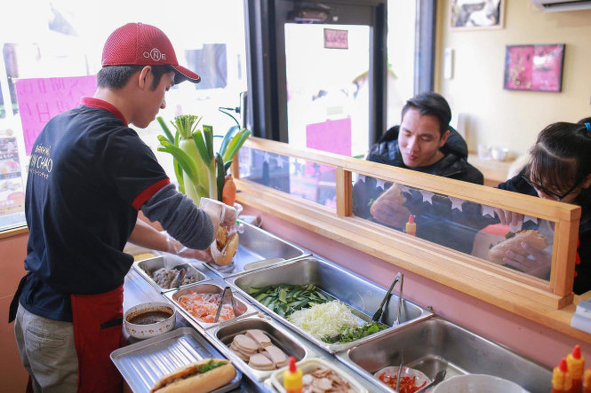 8x Việt mở tiệm bánh mì Xin Chào ở Nhật