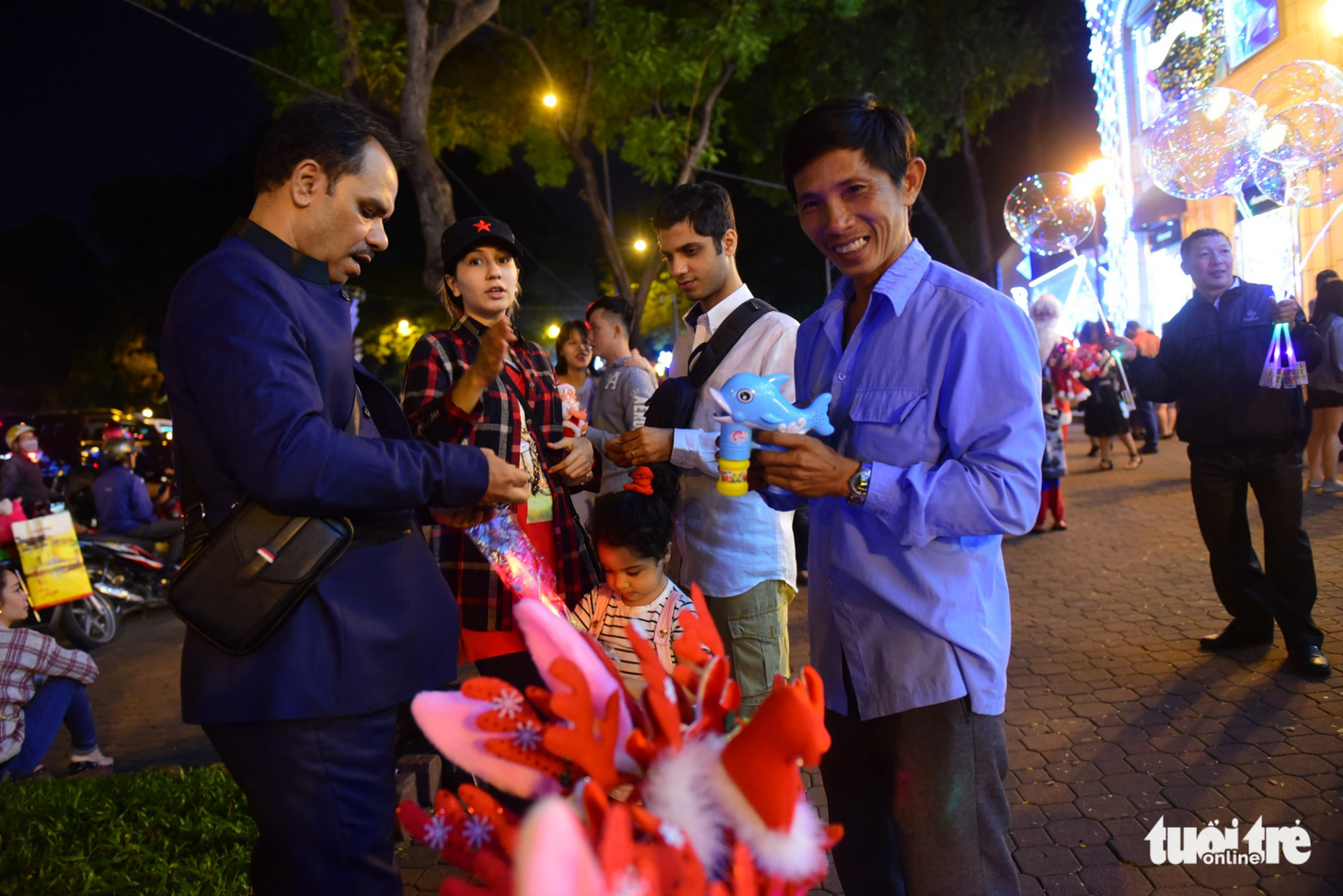 Không khí Giáng sinh Sài Gòn rộn ràng trong tiết trời se lạnh - Ảnh 7.