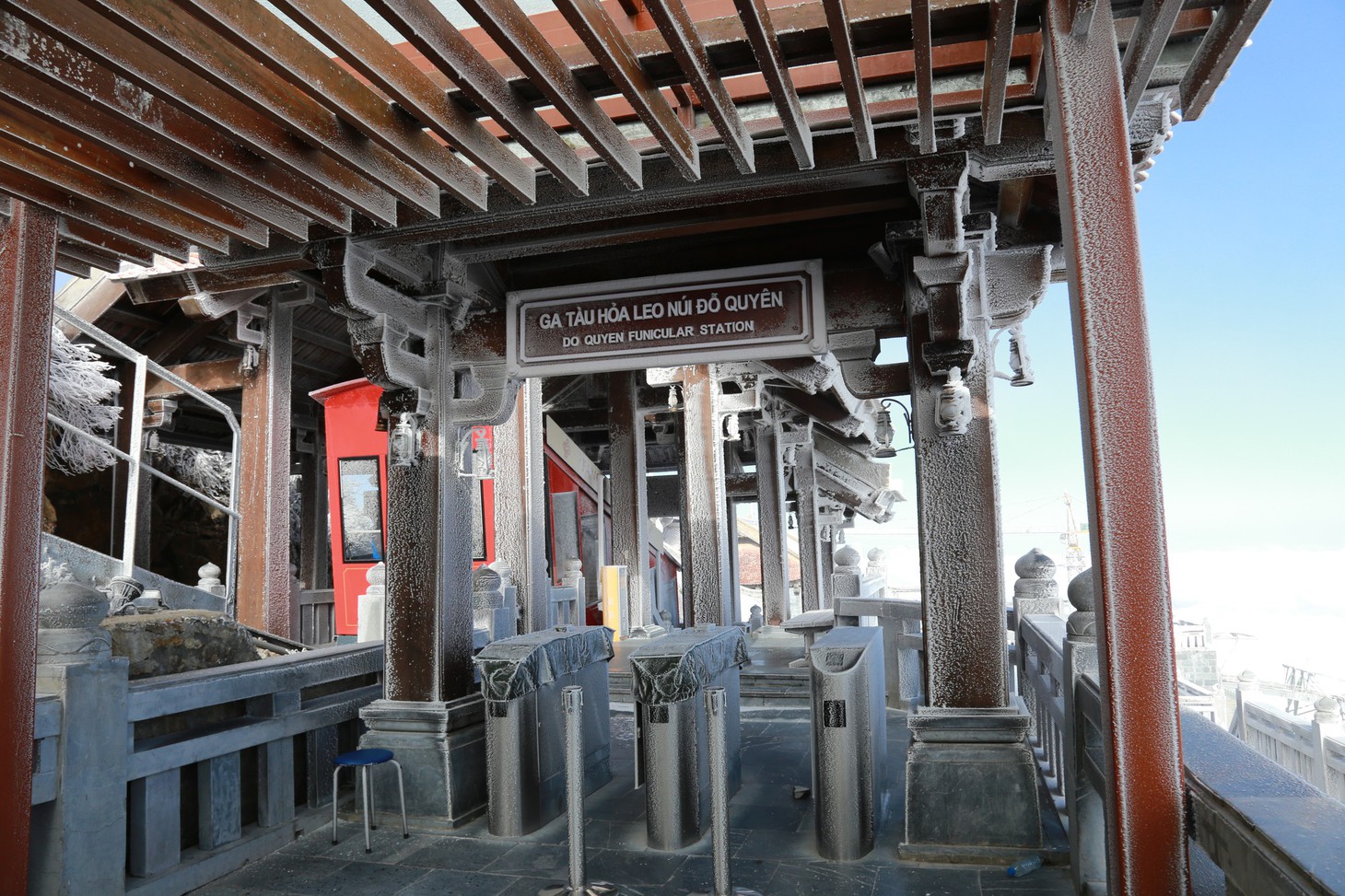 Mưa tuyết phủ trắng đỉnh Fansipan đẹp như cổ tích - Ảnh 16.