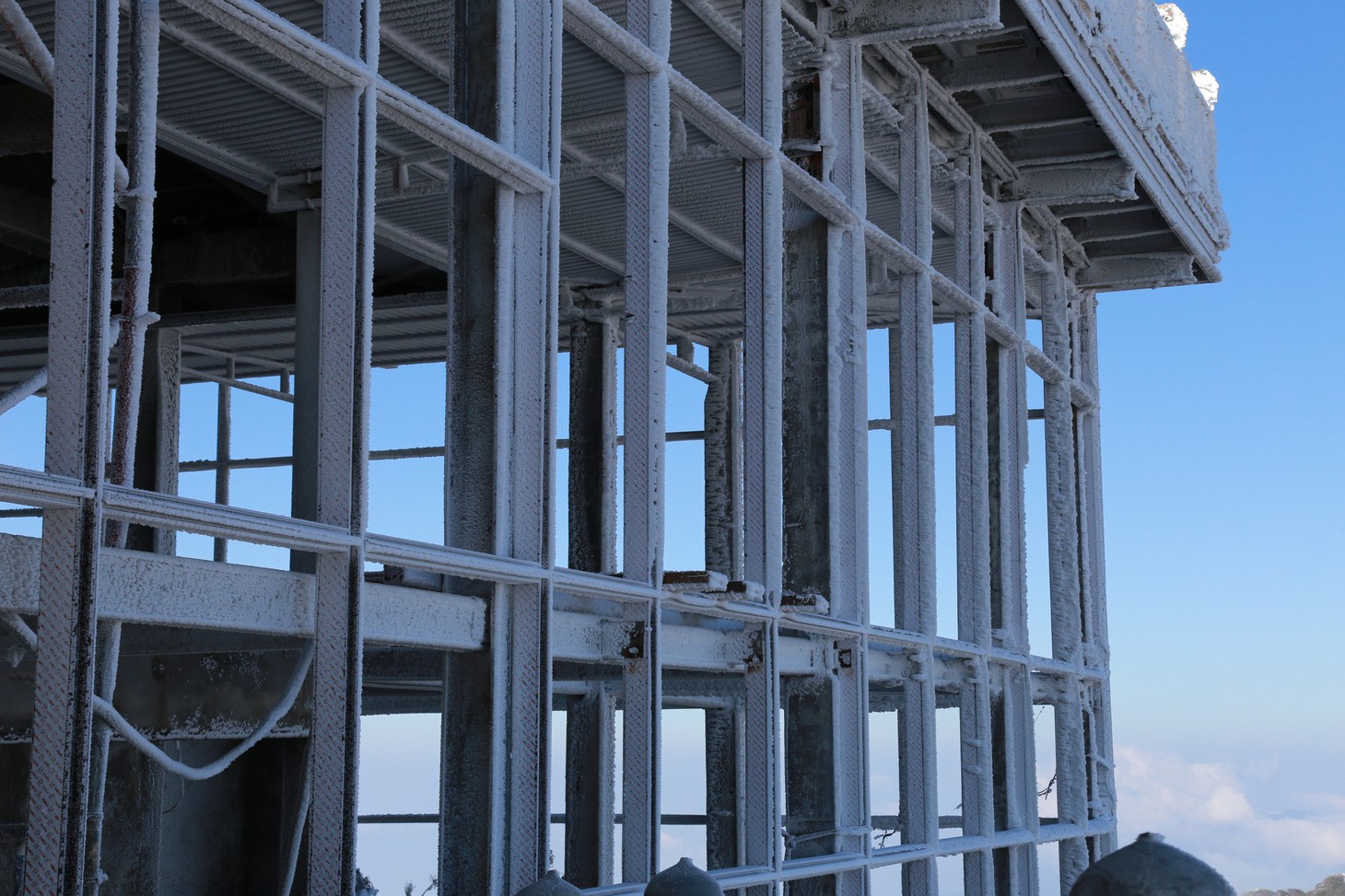 Mưa tuyết phủ trắng đỉnh Fansipan đẹp như cổ tích - Ảnh 28.