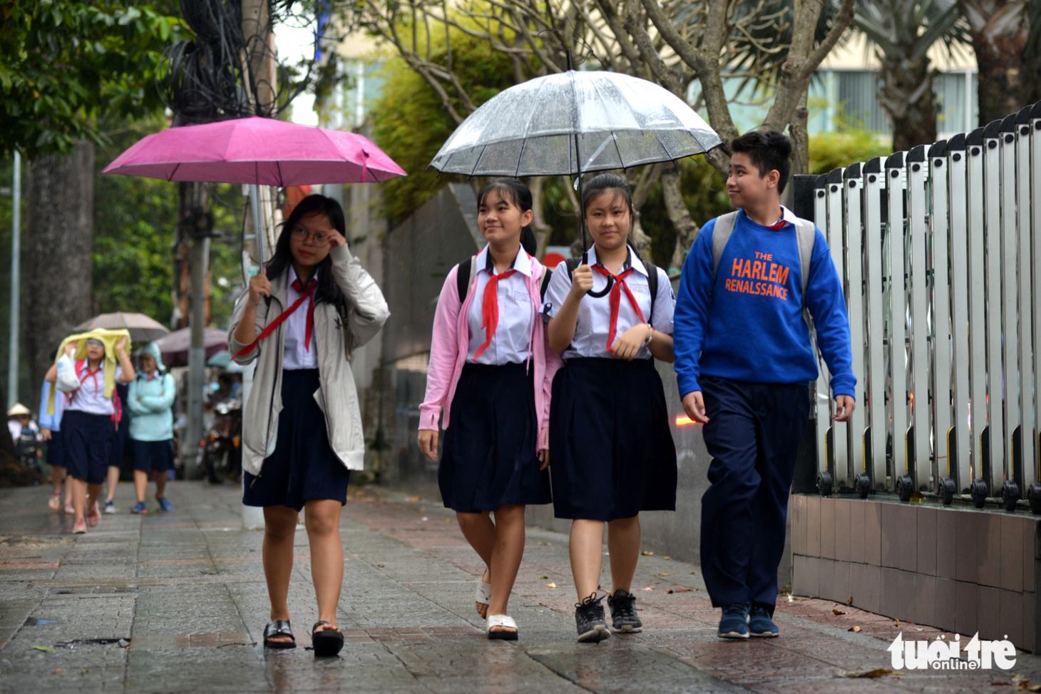 Nhiều trường ở Sài Gòn cho học sinh nghỉ sớm tránh bão Tembin - Ảnh 7.