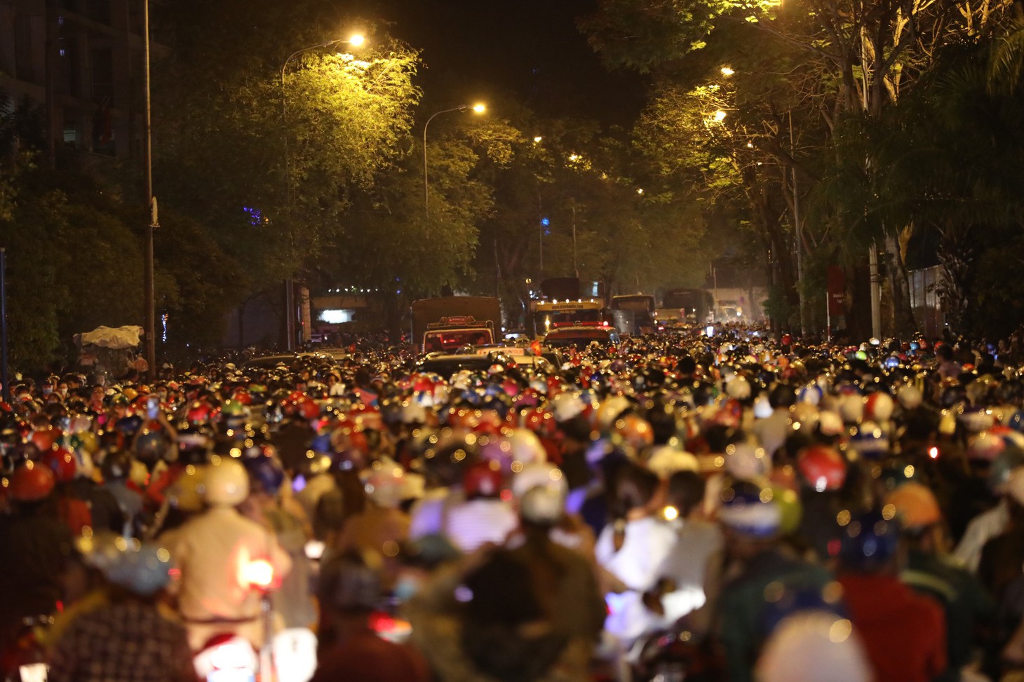 Người Sài Gòn ngủ gật giữa dòng xe kẹt cứng 1h sáng 1-1 - Ảnh 8.