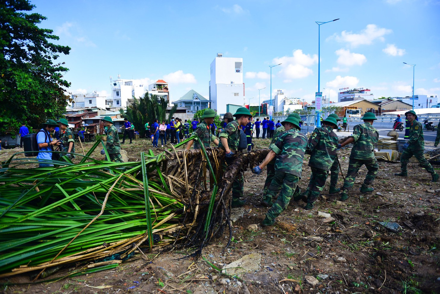 Bí thư Thành ủy ra quân làm sạch kênh Rạch Lăng - Ảnh 7.
