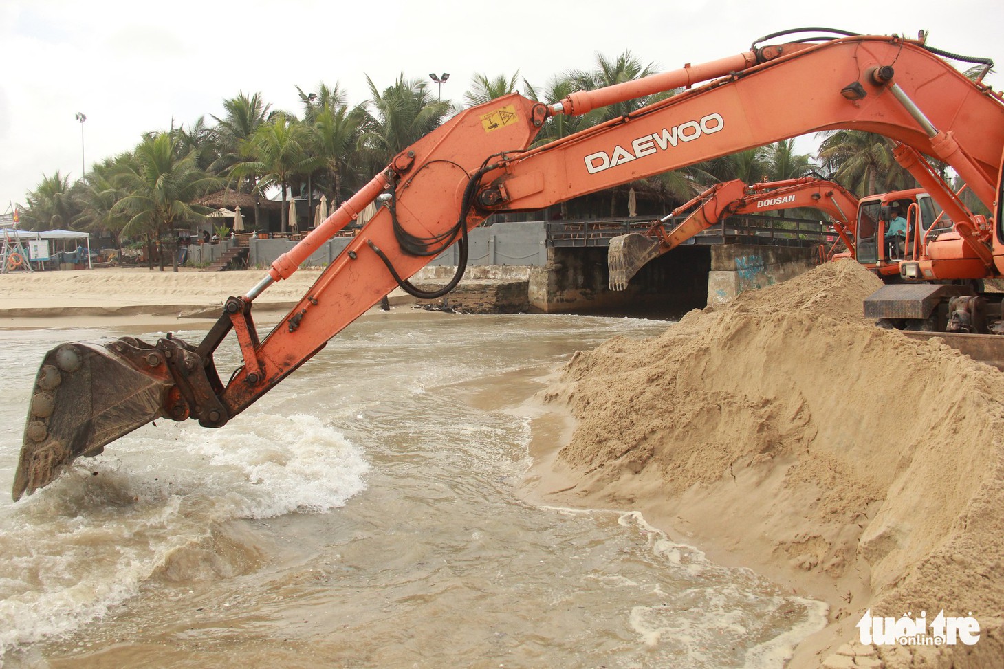 Sau đêm mưa, ven biển Đà Nẵng xuất hiện hố sạt lở lớn - Ảnh 4.