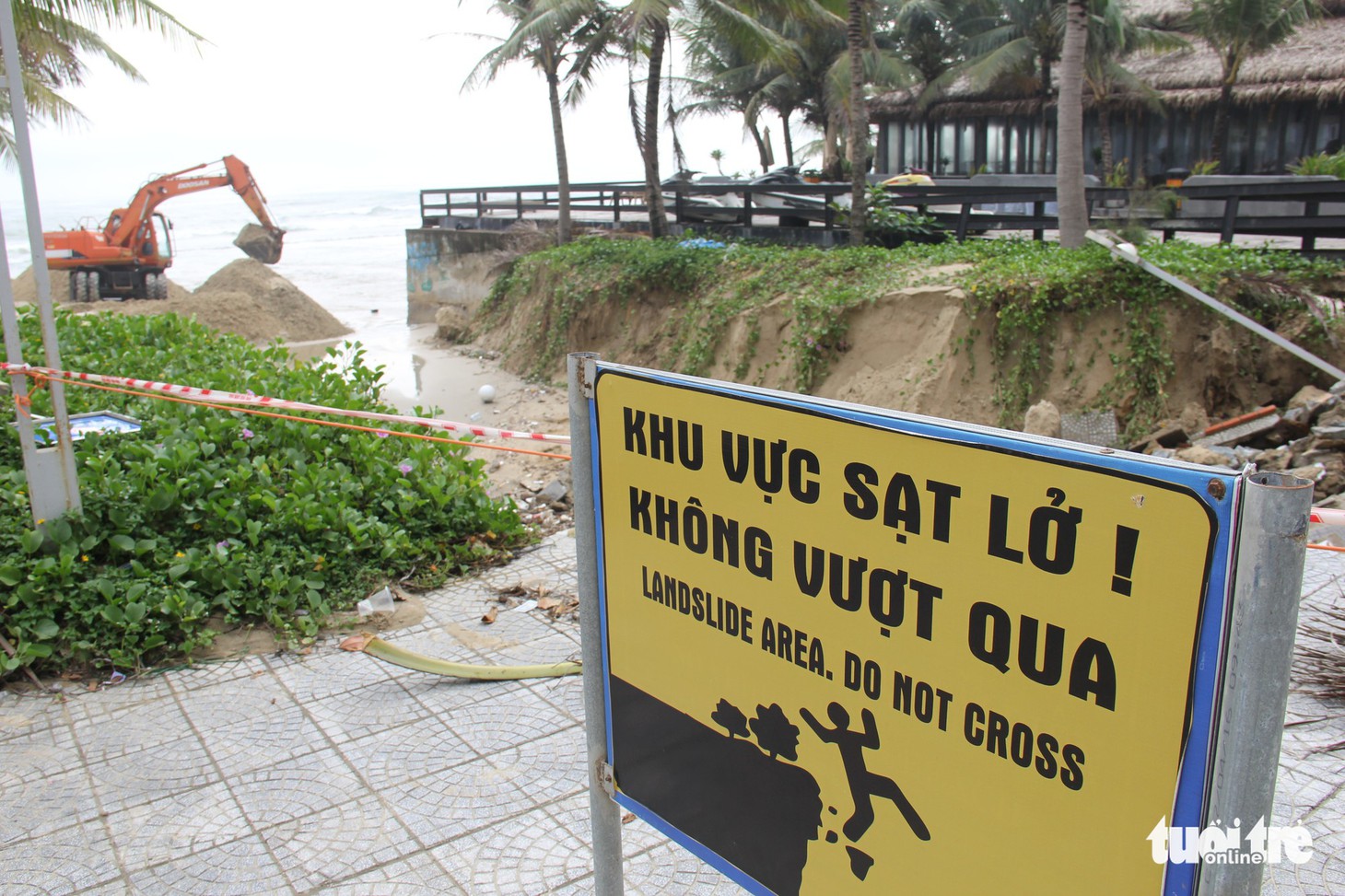 Sau đêm mưa, ven biển Đà Nẵng xuất hiện hố sạt lở lớn - Ảnh 3.